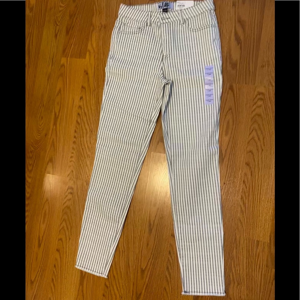 White and grey stripe jeans. Fringe detail at ankle. Women’s size 7 Vylette  NWT